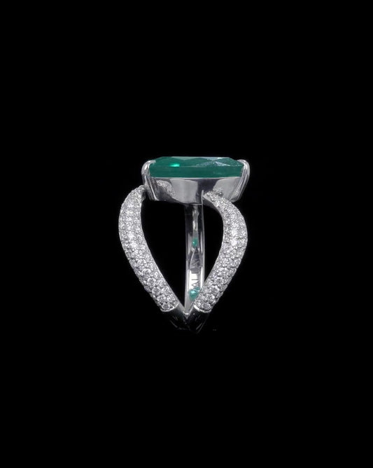 18K White Gold Pear Shape Diamond And Emerald Ring