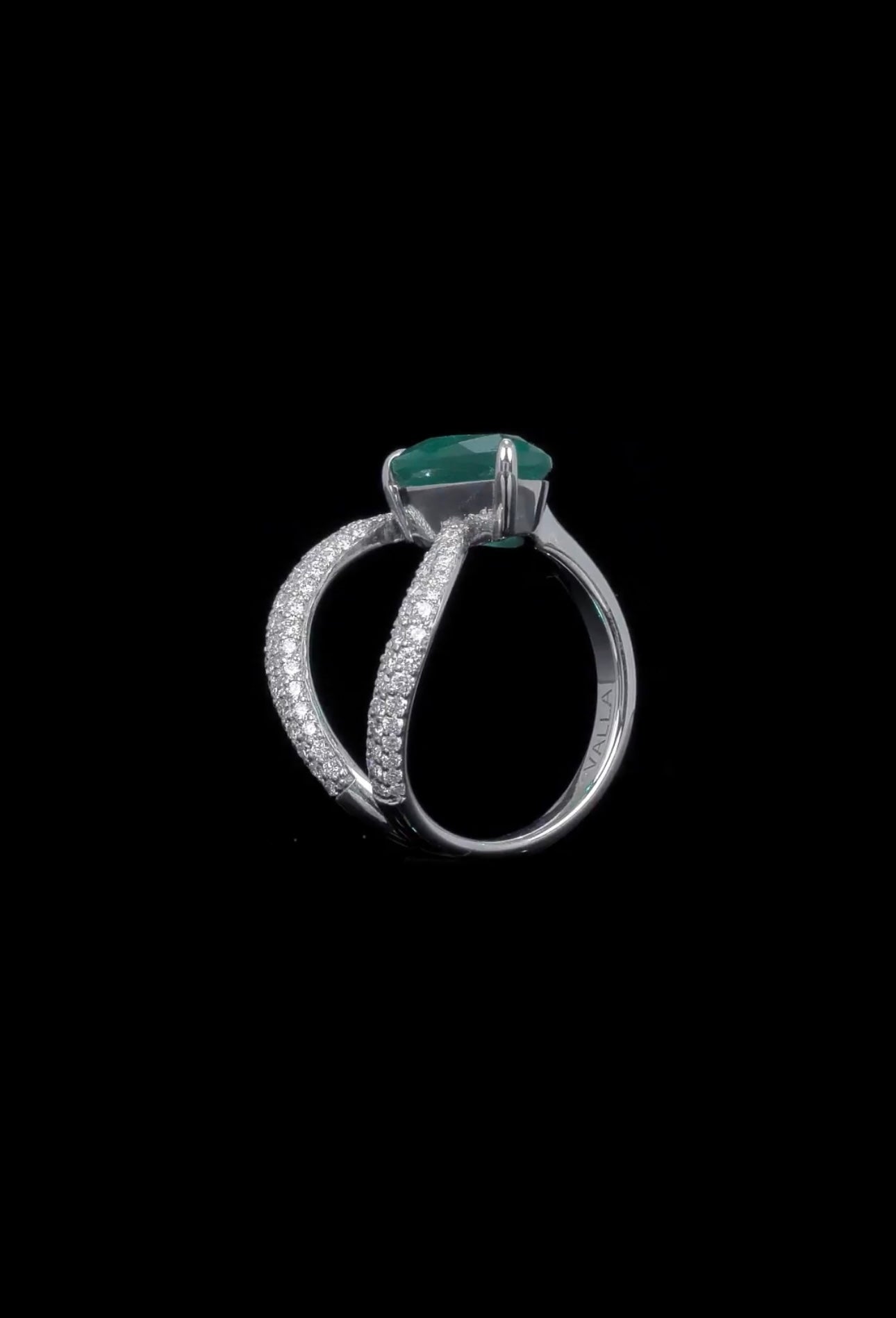 18K White Gold Pear Shape Diamond And Emerald Ring