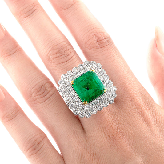 Classy Emerald Lady's Ring